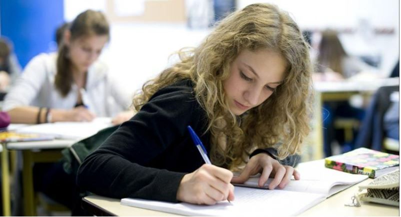 élève en situation de prise de notes pendant un cours en classe au Lycée polyvalent La Hotoie Amiens