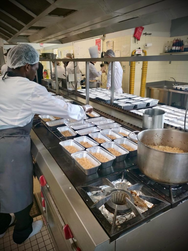 Élèves du lycée La Hotoie préparant des repas solidaires en cuisine pour l’association Coallia à Amiens