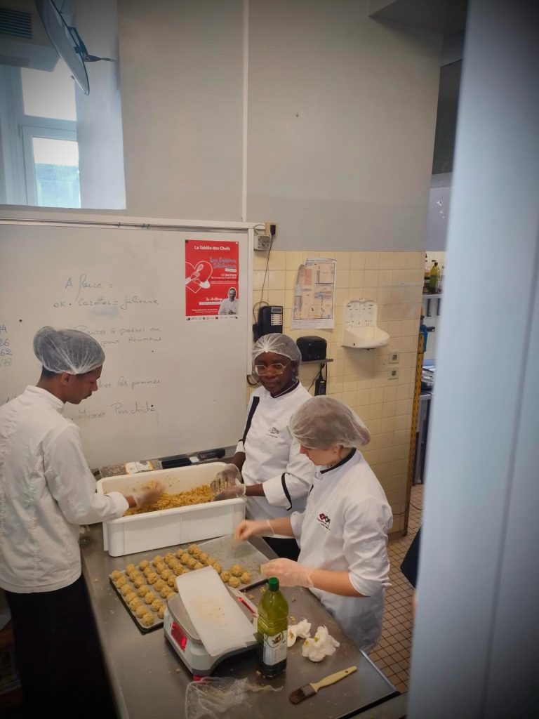 Élèves du lycée La Hotoie préparant des repas solidaires en cuisine pour l’association Coallia à Amiens