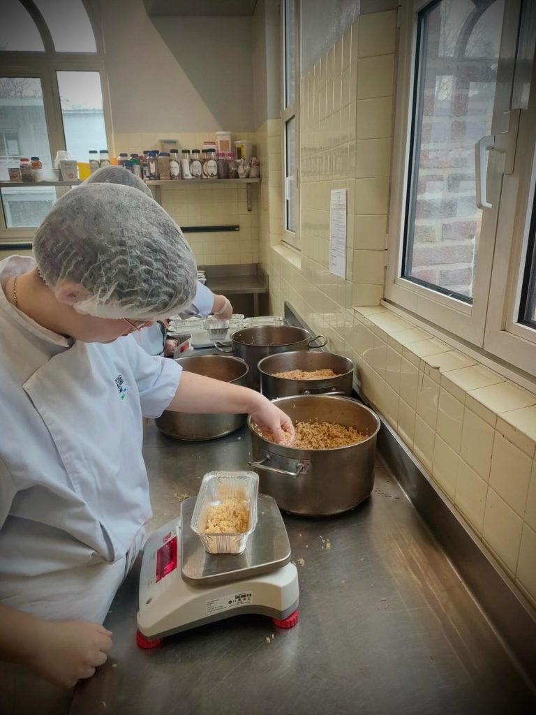 Élèves du lycée La Hotoie préparant des repas solidaires en cuisine pour l’association Coallia à Amiens