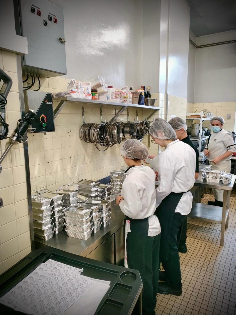 Élèves du lycée La Hotoie préparant des repas solidaires en cuisine pour l’association Coallia à Amiens