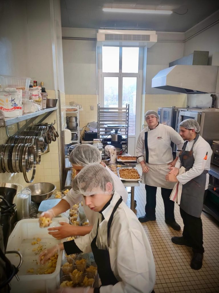 Élèves du lycée La Hotoie préparant des repas solidaires en cuisine pour l’association Coallia à Amiens