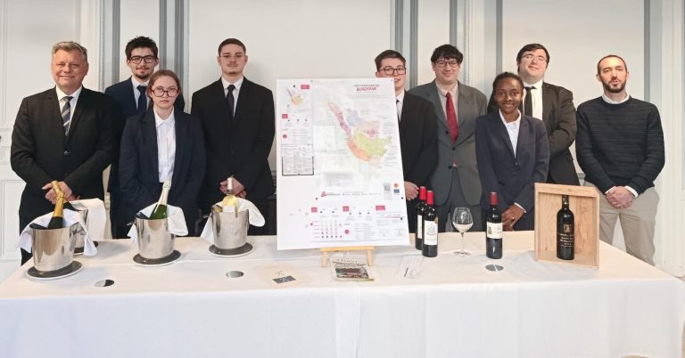 Étudiants BTS du lycée La Hotoie en visite dans un domaine viticole à Bordeaux lors du Bordeaux Wine Tour 2026