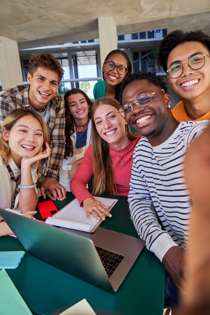Illustration représentant la vie scolaire et les échanges entre élèves, Lycée polyvalent La Hotoie Amiens