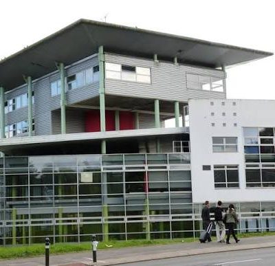 Vue extérieure du bâtiment principal du Lycée polyvalent La Hotoie Amiens