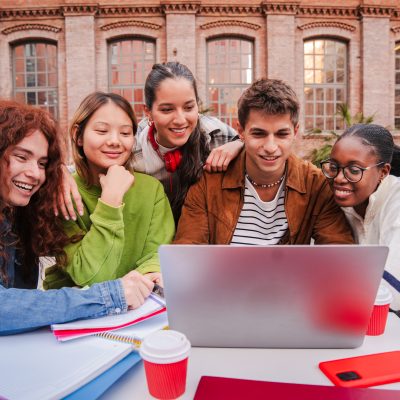 Illustration représentant la vie scolaire et les échanges entre élèves, Lycée polyvalent La Hotoie Amiens